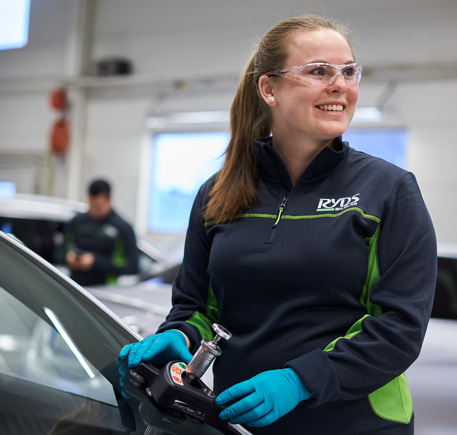 Ryds_web_bild_1 Ryds anställd kvinna använder ett verktyg på en vindruta