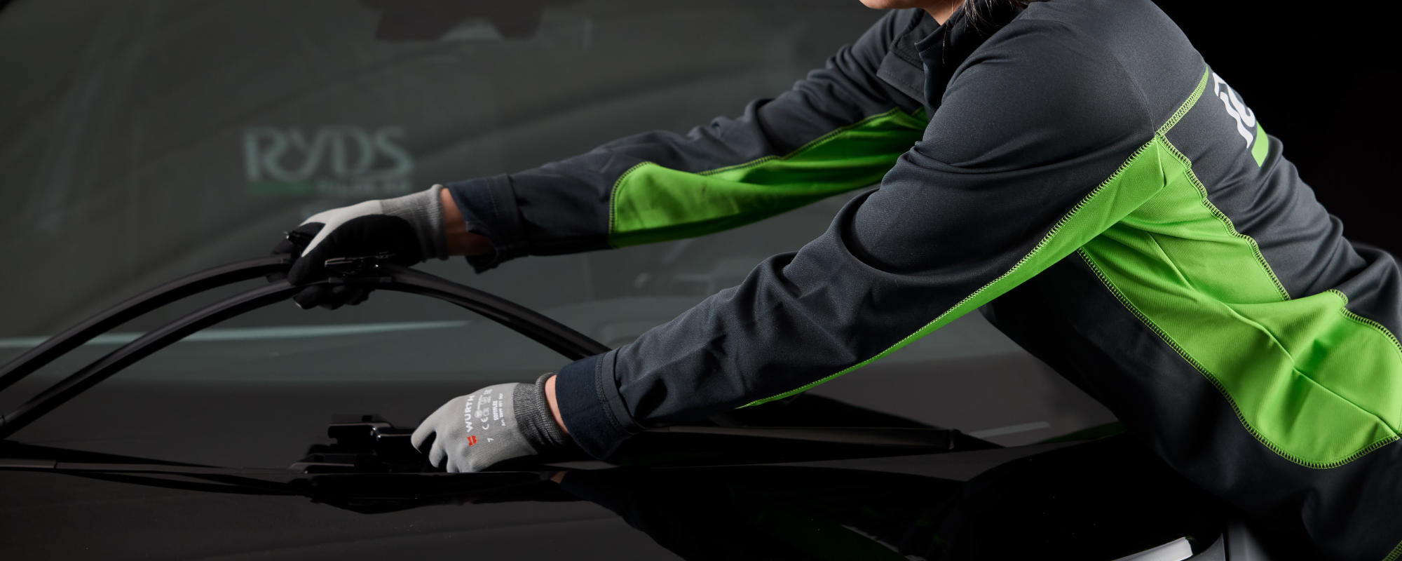 _T1A7367 Ryds bilglas anställd som arbetar på en bil