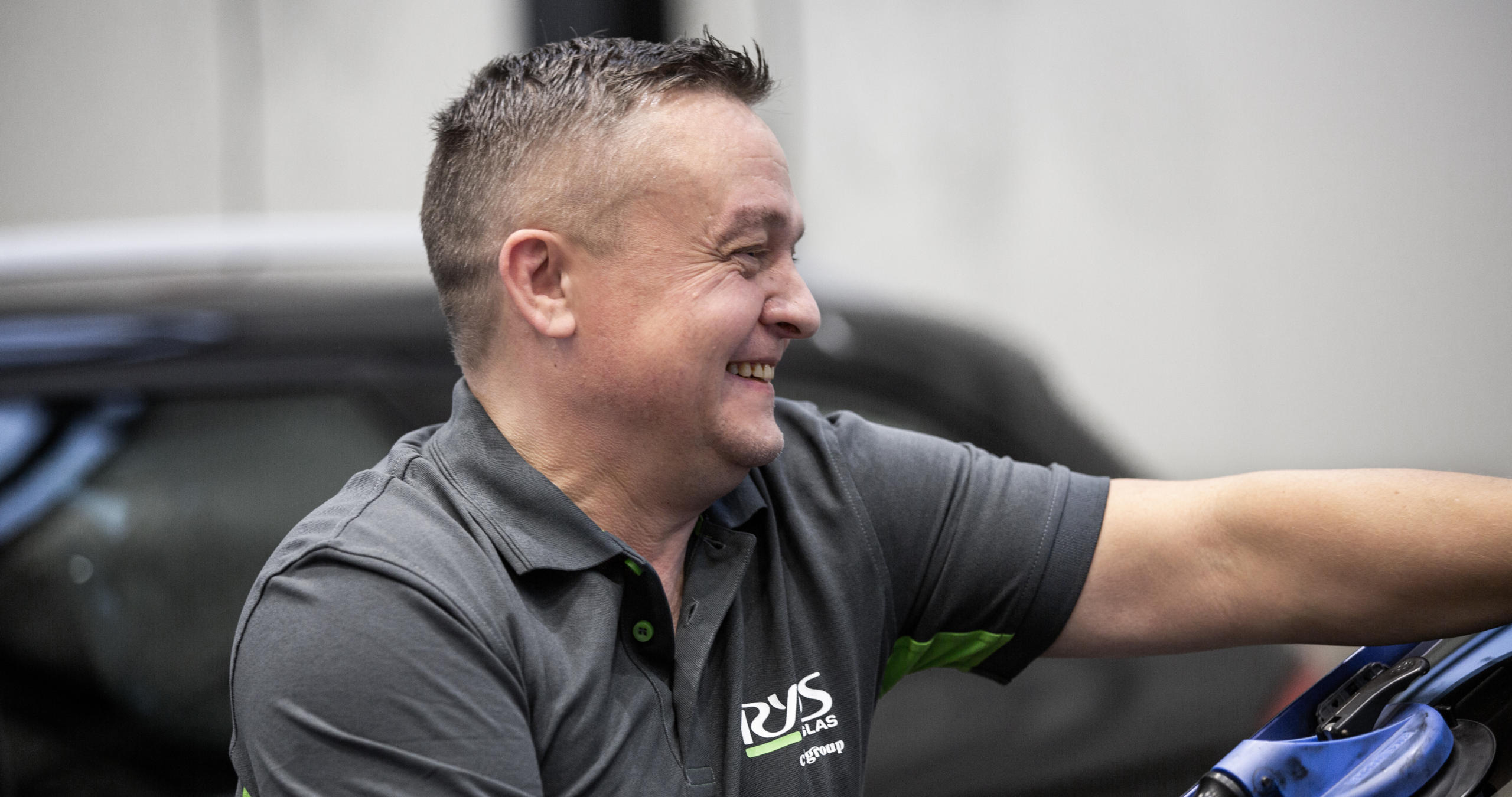 hallbarhet-banner Ryds anställd man skrattar och ler