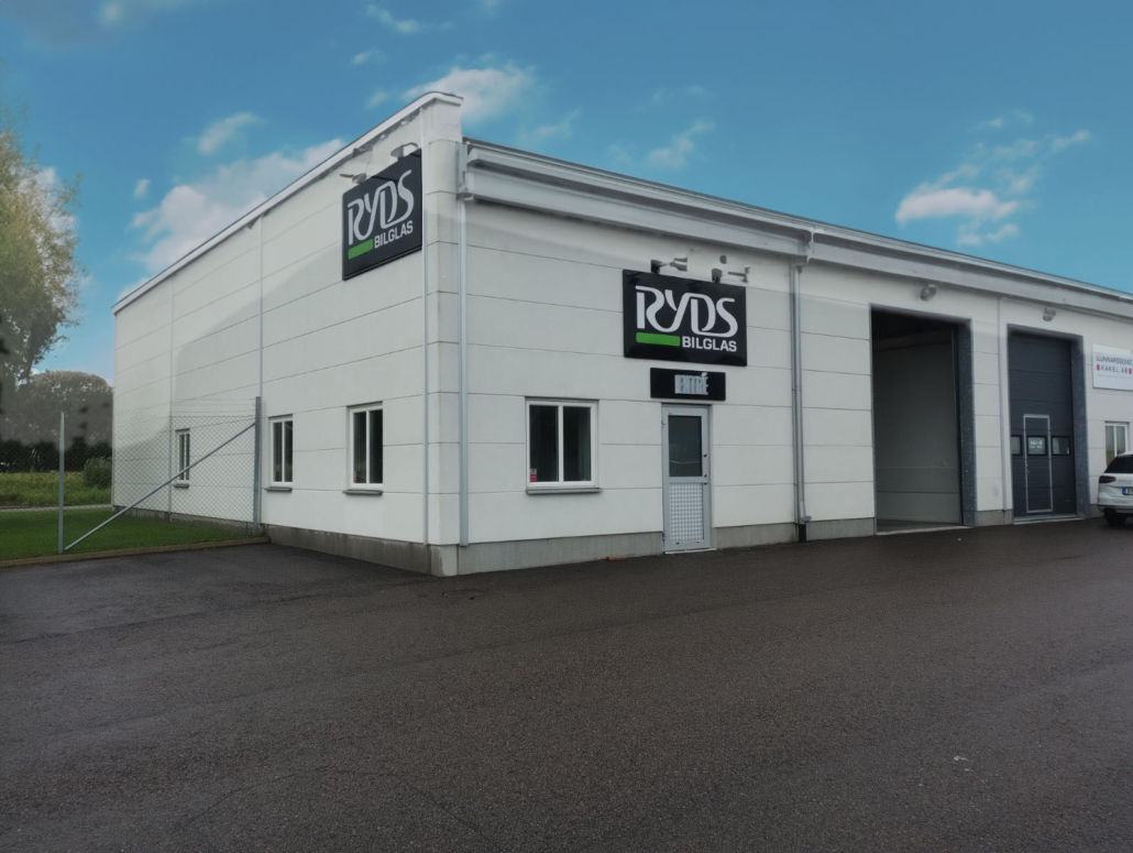 Bild på en byggnadsfasad med Ryds bilglas butik och verkstad